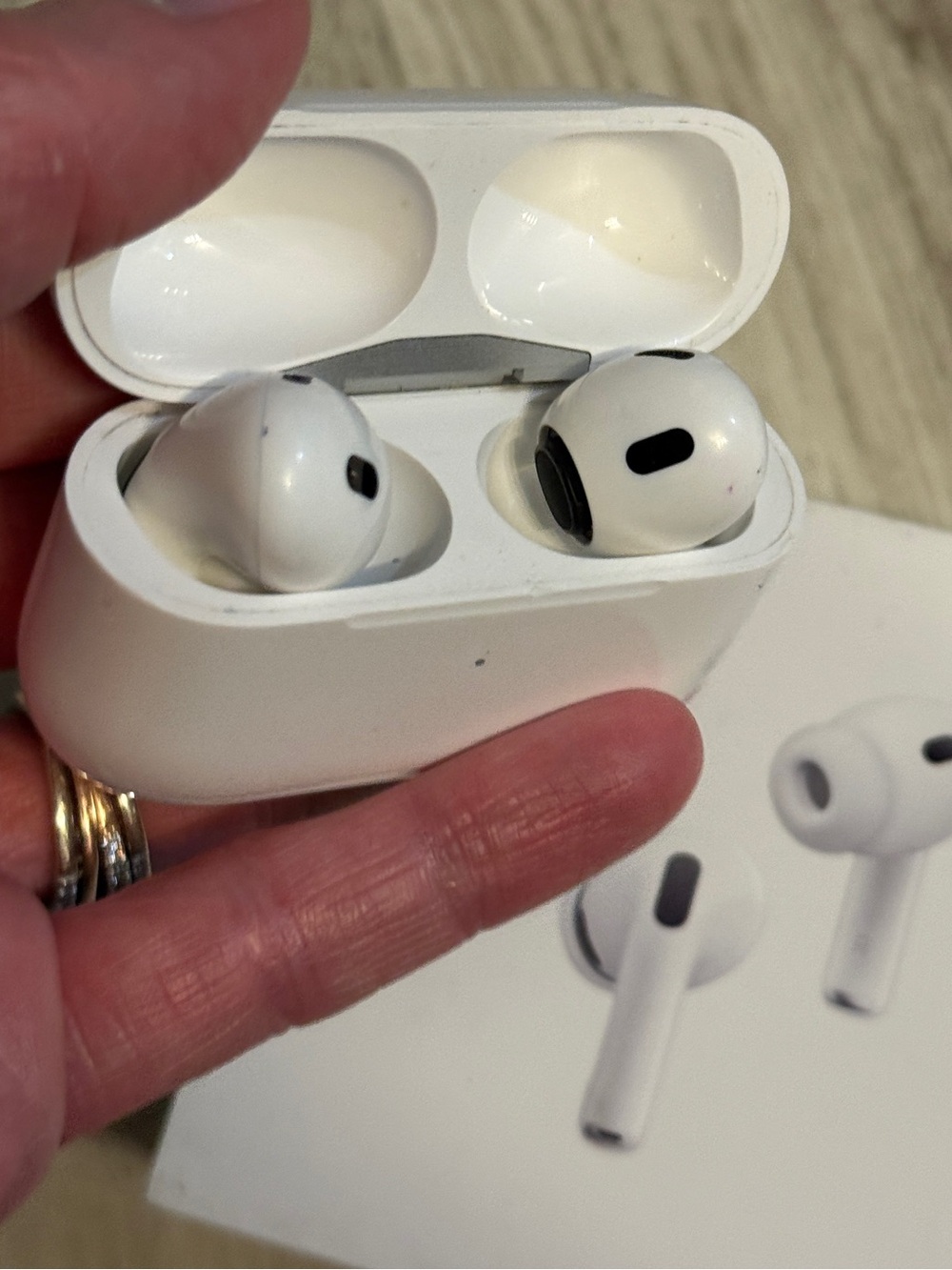 Apple AirPods Pro 2nd Generation with MagSafe/Lightning charging case A2700